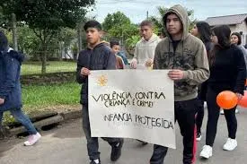 Caraguatatuba realiza passeata contra abuso e exploração sexual infantil no bairro Casa Branca