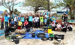 Praia do Porto Novo recebe mutirão de limpeza aberto à população em Caraguatatuba