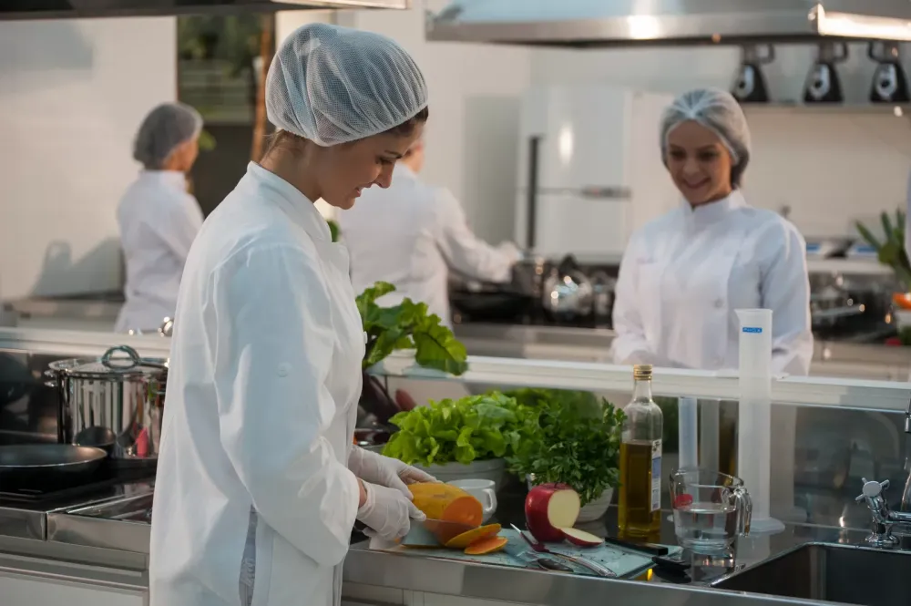 Vigilância em Saúde capacita 130 profissionais da alimentação em Jacareí