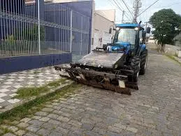 Capina mecanizada amplia serviços de zeladoria urbana em Jacareí