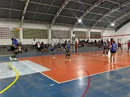 Intercâmbio de voleibol reúne cerca de 100 alunos dos polos esportivos de Pindamonhangaba