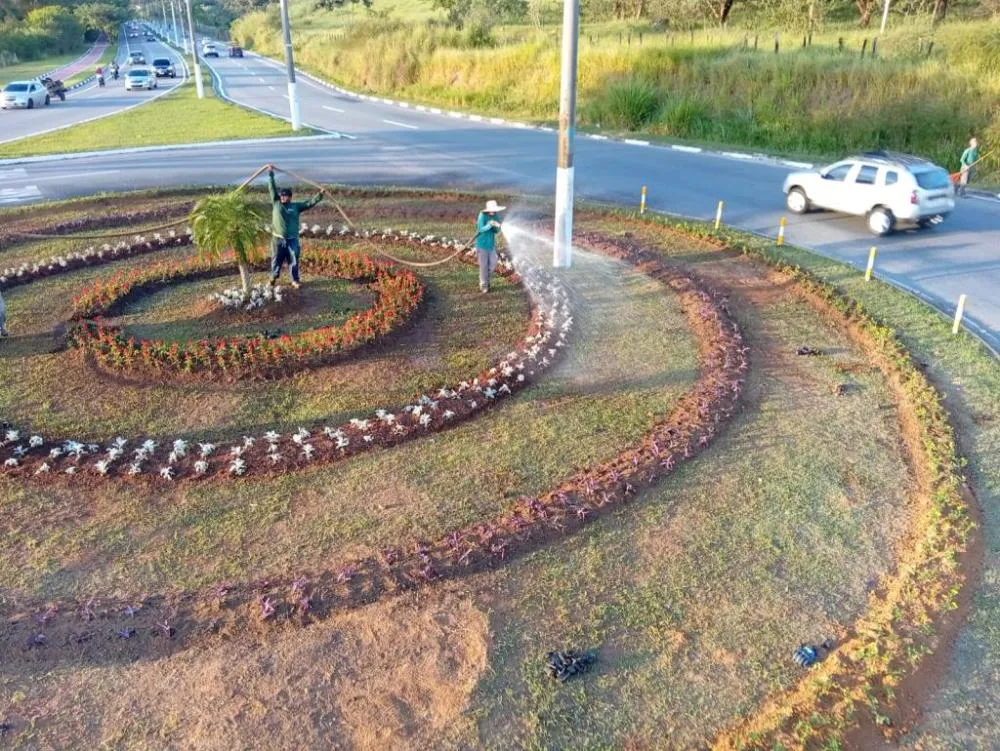 Pindamonhangaba revitaliza paisagismo da rotatória do Anel Viário e cria modelo para futuras adoções