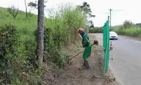Prefeitura reforça manutenção das estradas rurais e inicia roçada na Estrada Caieiras em Taubaté