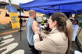 Vacinação contra gripe em feiras livres continua nesta semana em São José dos Campos