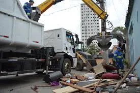 Prefeitura realiza limpeza de imóvel no Jardim Ismênia após denúncias de moradores