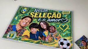 Família de Jacareí cria álbum inspirado na Copa do Mundo para registrar trajetória de filhos com deficiência