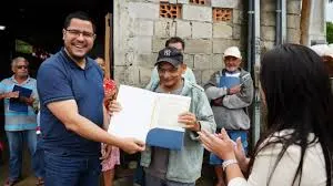Moradores recebem títulos de regularização fundiária e conquistam segurança jurídica em Caraguatatuba