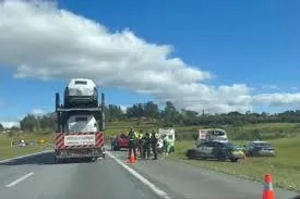 Mulher fica gravemente ferida após capotamento na Rodovia Carvalho Pinto em São José dos Campos