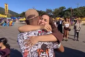 Mulher resgatada após passar 42 horas à deriva no mar reencontra pescadores que salvaram sua vida em Ilhabela