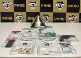 Arma e drogas são encontradas dentro de cemitério em Governador Valadares