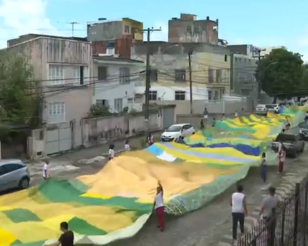 Bairro de Salvador mantém tradição de 40 anos e produz bandeirão da Seleção Brasileira para a Copa do Mundo