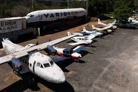Ferro-velho se transforma em museu de aviões a céu aberto no interior de São Paulo