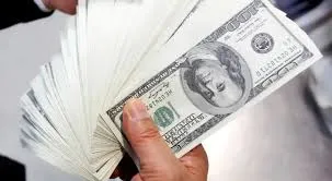 Dólar sobe e Bolsa brasileira fecha em queda com cenário externo pressionando mercados