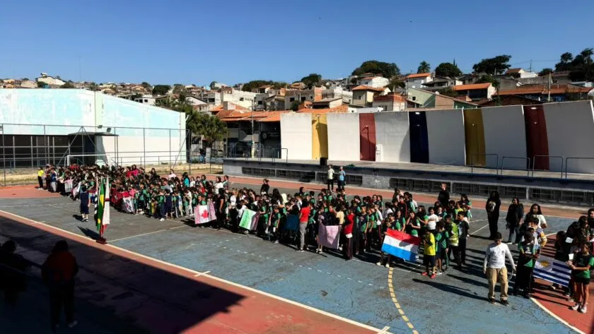Álbum de figurinhas e competição interna levam clima de Copa do Mundo às escolas de Jacareí