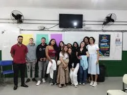 Feira das Profissões orienta jovens sobre mercado de trabalho e escolha de carreira em Ubatuba