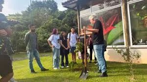 Estudantes participam de atividade ambiental e plantio de mudas no Parque do Juqueriquerê