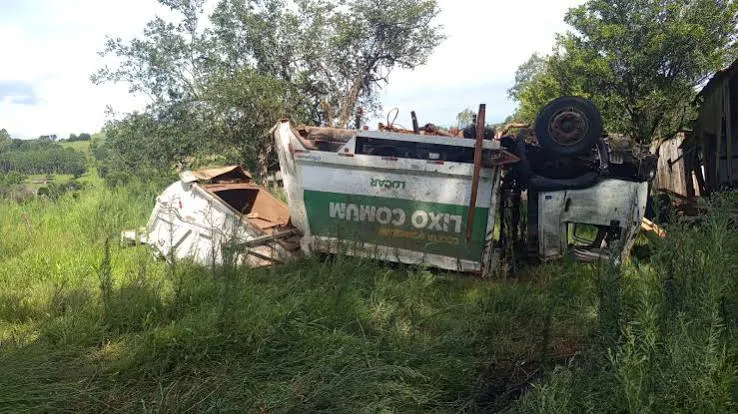 Motorista escapa sem ferimentos após caminhão capotar em Chapecó