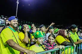 Copa na Praça reúne milhares de torcedores e terá estrutura ampliada para próximo jogo do Brasil
