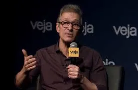Zema é retirado de evento partidário após críticas a Flávio Bolsonaro
