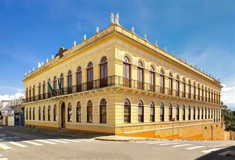 Estudantes vivenciam aula especial pelos patrimônios históricos de Pindamonhangaba