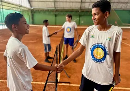 Atleta de tênis de mesa inspira jovens atendidos pela Fundhas em encontro especial
