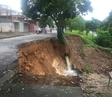 Rua que registrou duas crateras em São José dos Campos receberá nova galeria pluvial