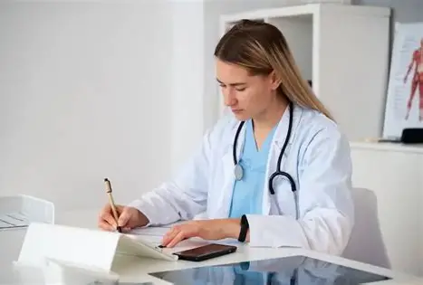 Médicos terão que atingir nota mínima em exame nacional para obter registro profissional