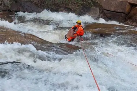 Bombeiros realizam buscas por homem desaparecido após queda em cachoeira de Piquete
