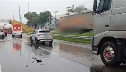 Acidente entre carreta, van e caminhão deixa dois feridos na Via Dutra em Guaratinguetá