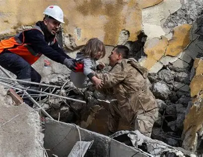 Mãe escava escombros em busca do filho após terremotos que devastaram a Venezuela
