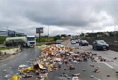 Carga de cerveja cai de caminhão e provoca congestionamento em avenida de São José dos Campos