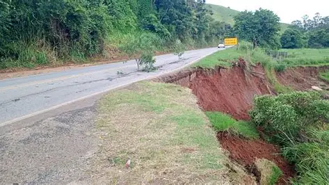 Trecho de estrada entre Lagoinha e Pindamonhangaba opera em meia pista após desmoronamento
