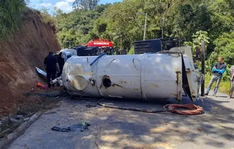 Motorista fica preso às ferragens após caminhão capotar na Rodovia dos Tamoios