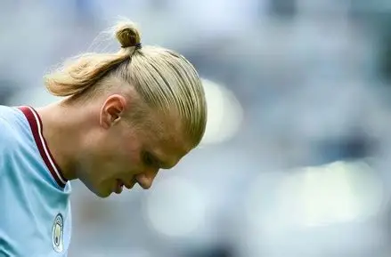 Penteado usado por Haaland levanta debate sobre queda de cabelo