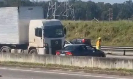 Carreta arrasta carro por vários metros na Via Dutra em São José dos Campos