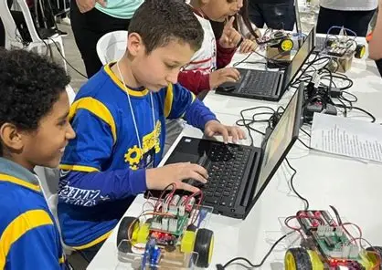 Robô Titi leva tecnologia e programação às aulas do Recupera em São José