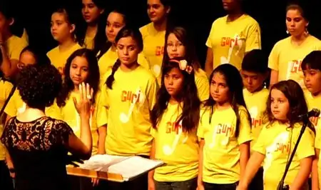 Coral do Projeto Guri se apresenta na Igreja Matriz durante aniversário de Pindamonhangaba