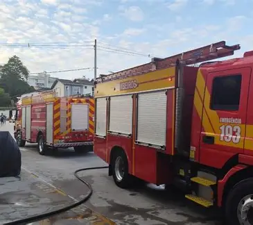 Incêndio atinge apartamento e mobiliza equipes do Corpo de Bombeiros em São José dos Campos
