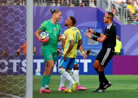 Goleiro da Noruega explica provocação a Neymar durante cobrança de pênalti