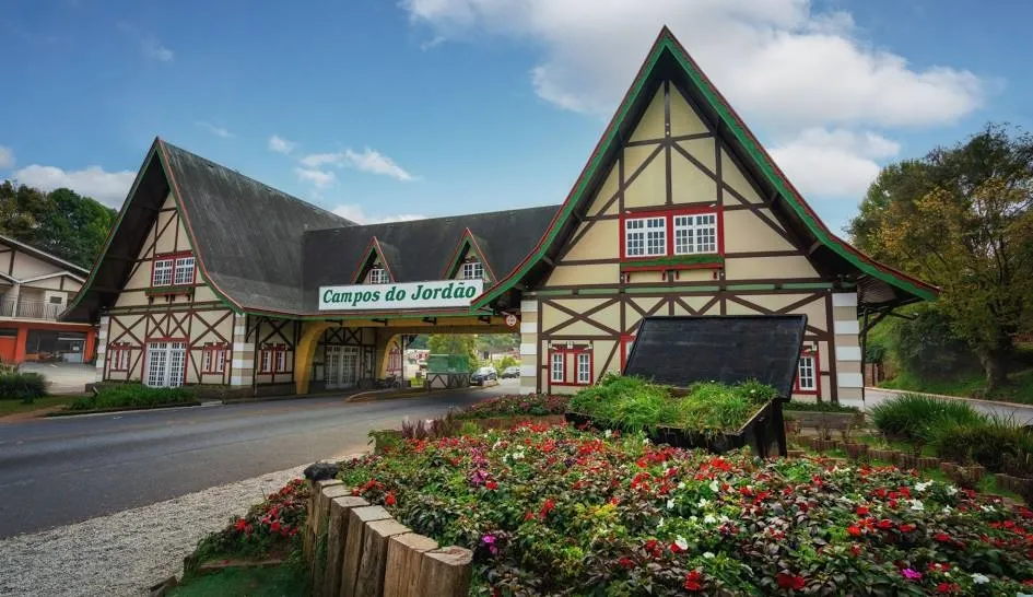 Frio intenso atinge cidades do interior paulista e Campos do Jordão registra geada