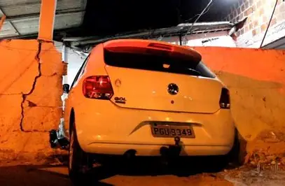 Homem é preso após bater carro contra muro e agredir ex-companheira em Resende