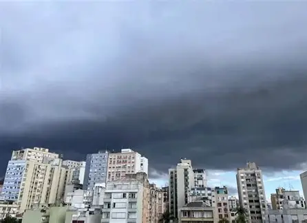 Frente fria provoca queda nas temperaturas e muda o tempo em Ubatuba