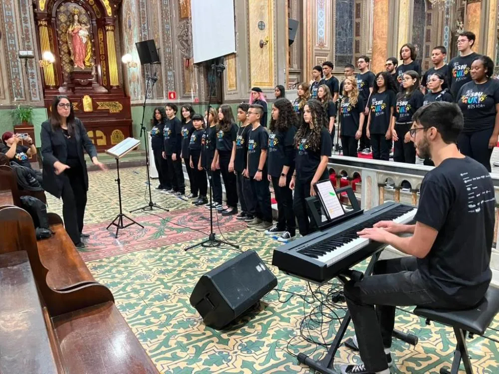 Coral do Projeto Guri emociona público durante apresentação na Igreja Matriz de Pindamonhangaba