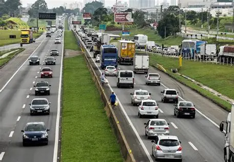 Feriado de 9 de Julho deve movimentar rodovias do Vale do Paraíba e Litoral Norte; veja os horários de maior movimento