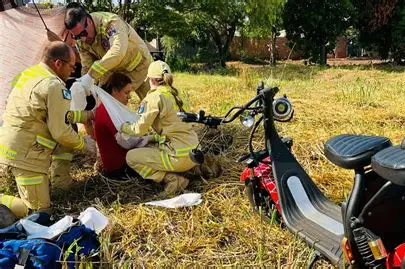 Colisão entre ambulância e moto elétrica deixa mulher e criança feridas em São José dos Campos