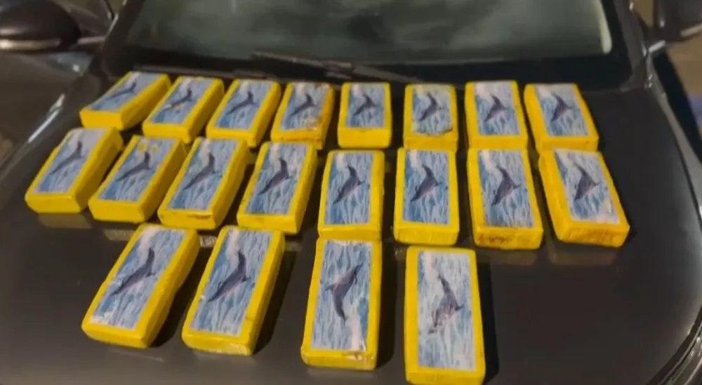 PRF apreende 21 kg de cocaína escondidos em pneus de carro clonado na Dutra