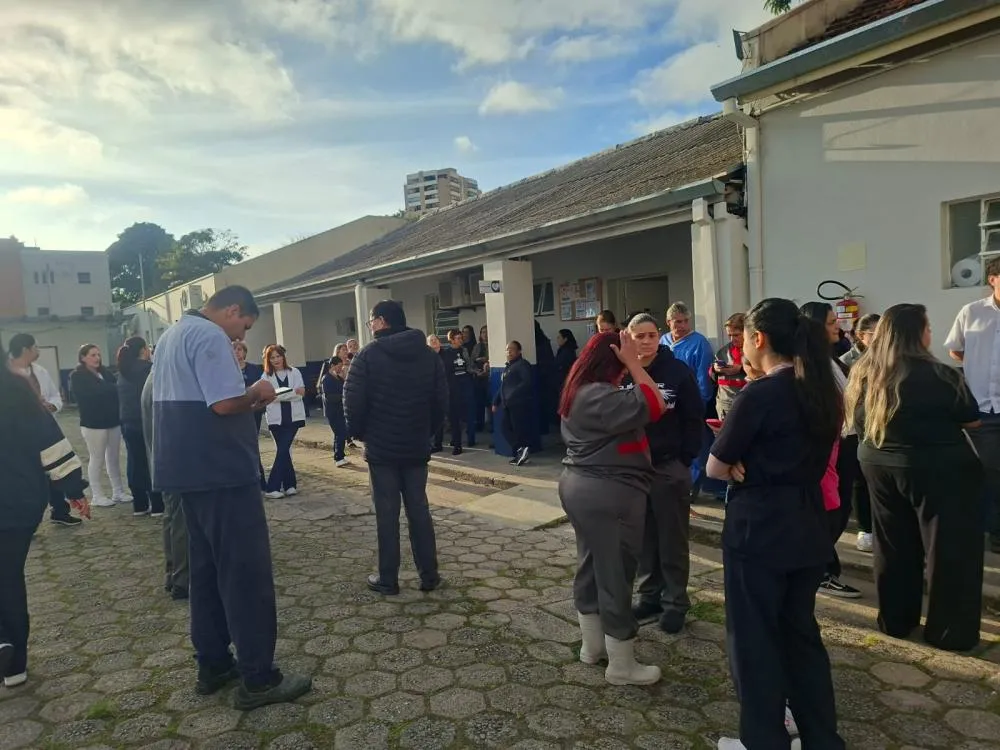 Funcionários do HMUT paralisam atividades em protesto contra atraso de salários em Taubaté