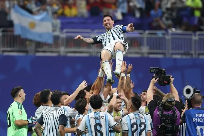 Argentina adapta estilo de jogo para potencializar Messi e se diferencia entre as seleções classificadas