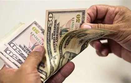 Dólar recua e Bolsa brasileira opera com cautela em meio a dados econômicos e cenário internacional