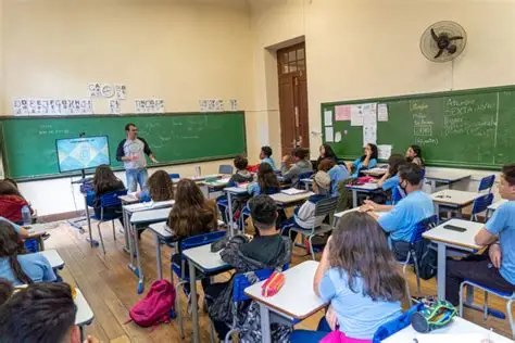 Educação de Jovens e Adultos enfrenta queda de matrículas e desafio para ampliar acesso ao ensino no Brasil